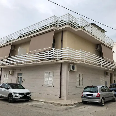 Maison Bijou Bed & Breakfast 4*